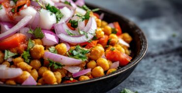 ENSALADA ESPECIADA DE GARBANZOS CON CEBOLLA MORADA, TOMATE Y CILANTRO