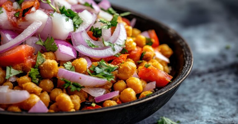 ENSALADA ESPECIADA DE GARBANZOS CON CEBOLLA MORADA, TOMATE Y CILANTRO
